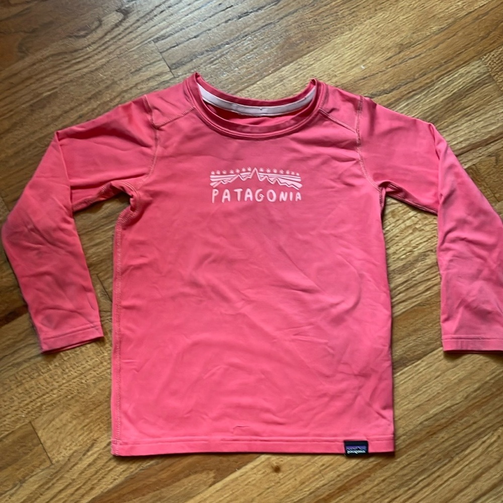 Patagonia Thermals- Kids' Capilene® Midweight Crew, in a salmon color. Size 4T